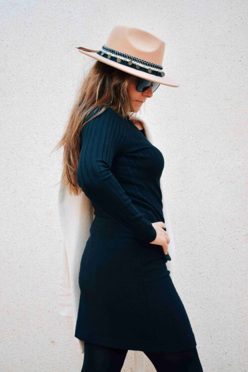 Mujer con Jersey cuello alto negro y sombrero