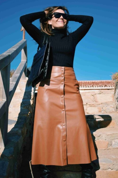 Mujer con Falda marrón midi polipiel