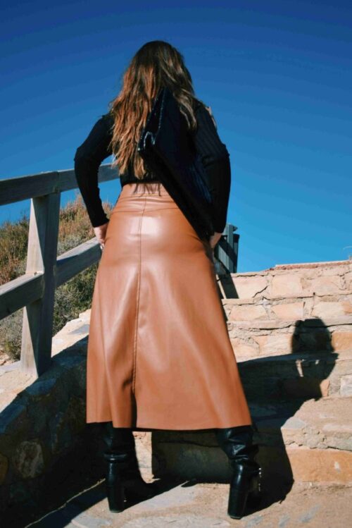 Falda marrón midi polipiel