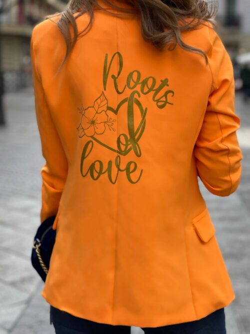 Blazer naranja con logo de la marca en la espalda.