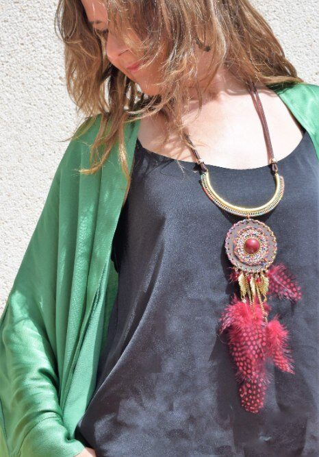 Collar estilo Boho Chic, decorado con plumas rojas.