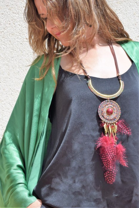 Collar estilo Boho Chic, decorado con plumas rojas.