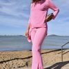 mujer vistiendo pantalón split color rosa con tejido elástico