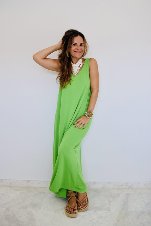 Mujer llevando vestido largo verde