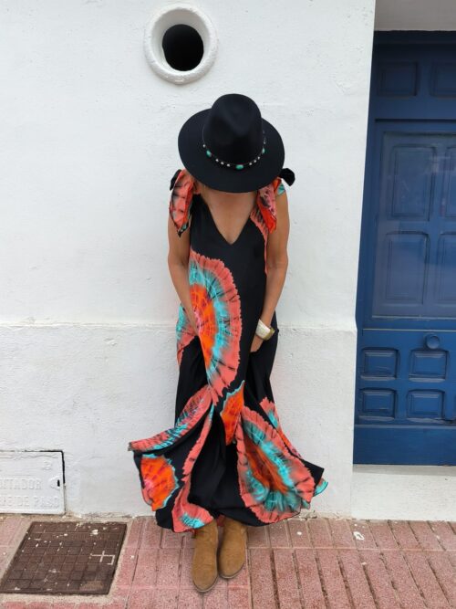 Mujer vistiendo vestido estilo Boho de seda